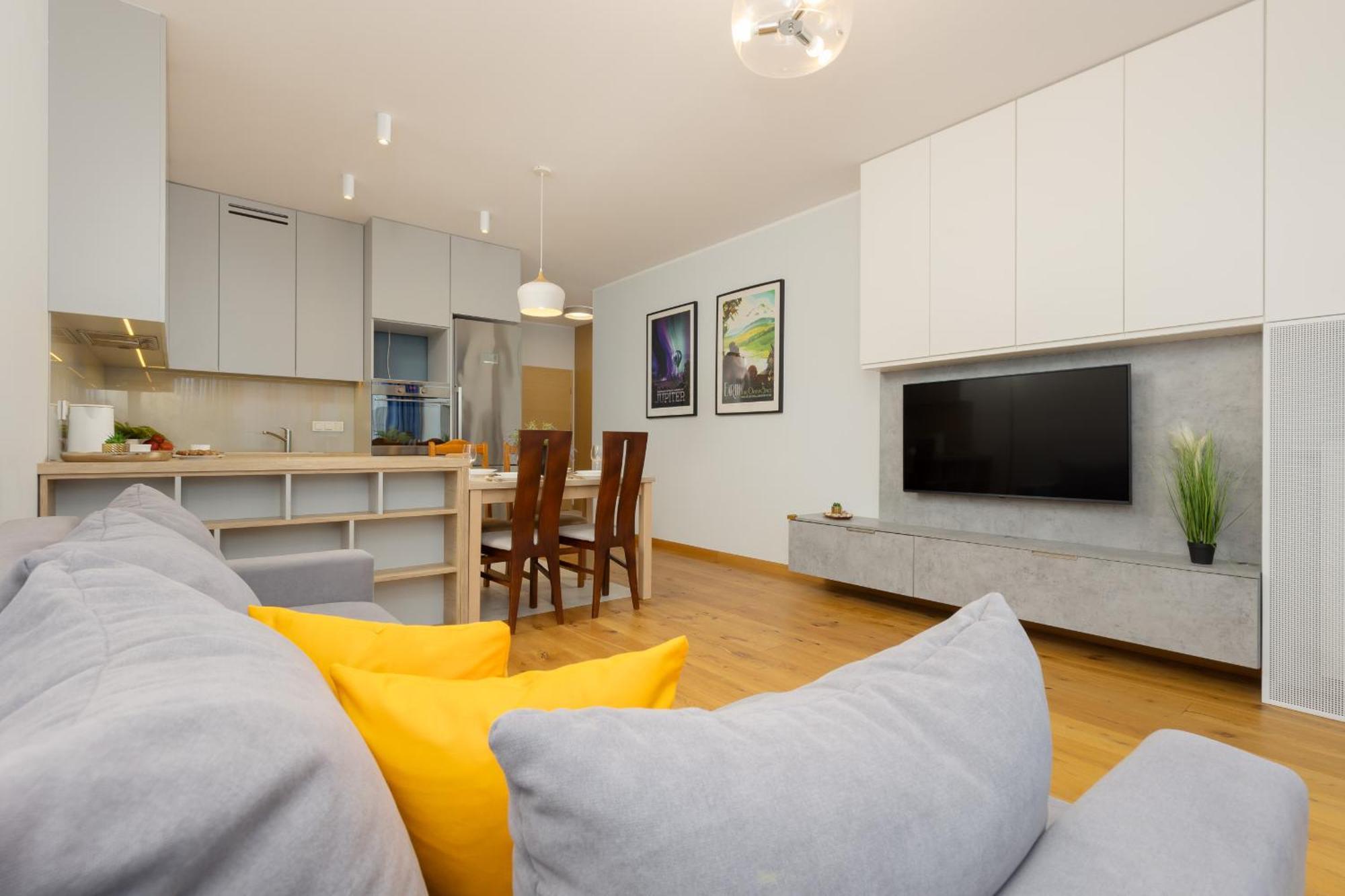 2 Bedroom Beautiful Surroundings Miedzyborska Street By Renters Warschau